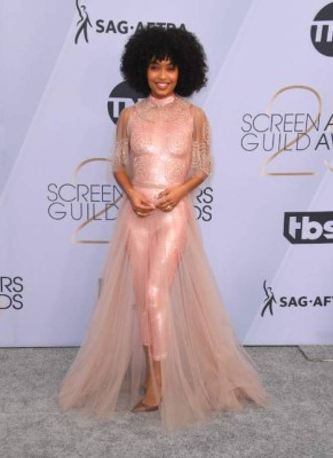 La actriz Yara Shahidi, la embajadora de los SAG este año se arriesgó mucho con este vestido y body todo en uno.