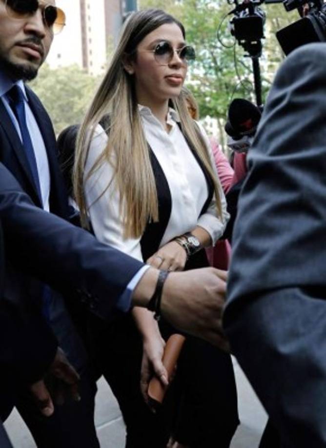 Emma optó por un traje blanco y negro para la que se espera sea la última visita que realizará a su esposo en la corte de Nueva York.