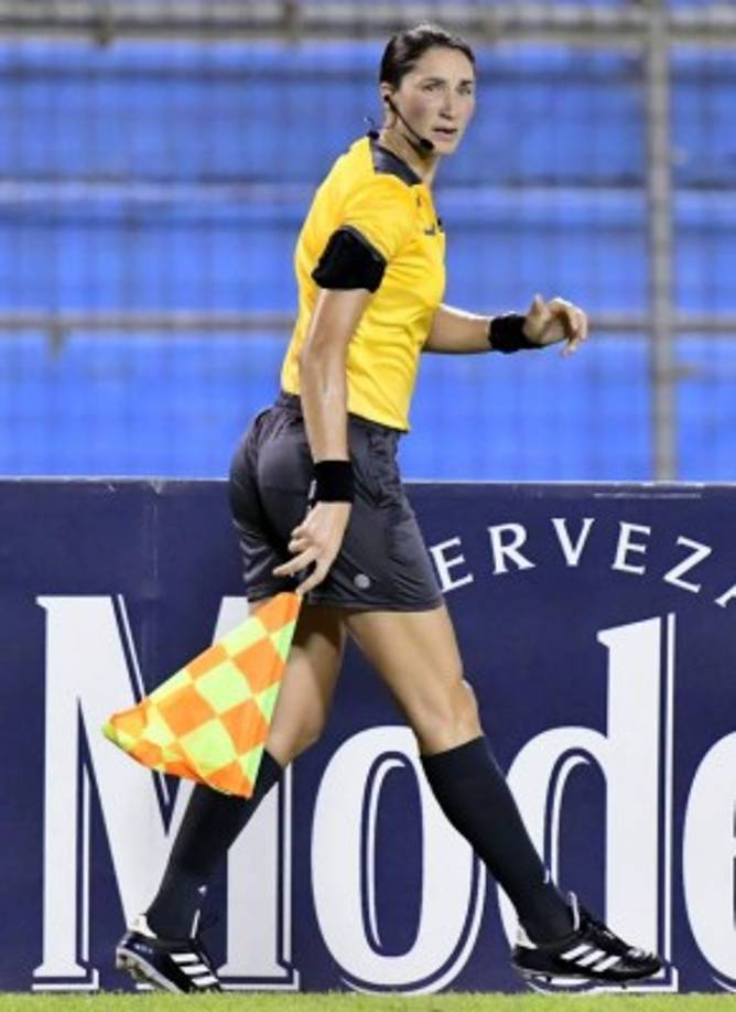 El partido Olimpia-Comunicaciones estuvo marcado por la presencia de la guapa árbitra asistente estadounidense Kathryn Nesbitt, quien estuvo como línea 2 en el estadio Olímpico.