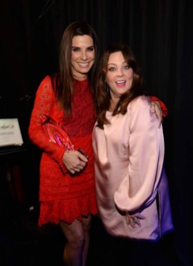 Sandra Bullock posa con su amiga y compañera de trabajo Melissa McCarthy.