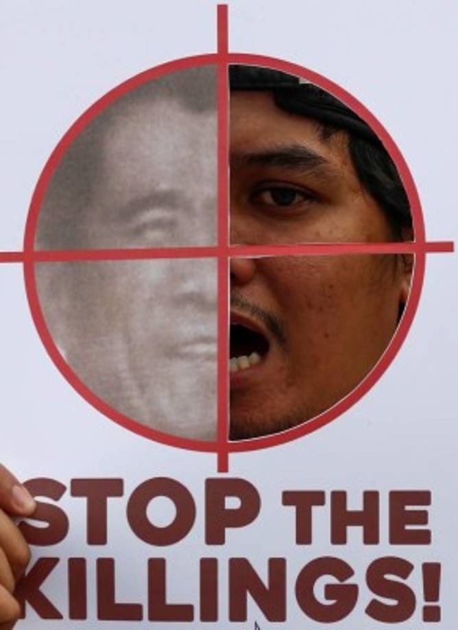 Filipinas. “No más muertes”. Un manifestante sostiene un cartel contra la Ley Marcial durante una protesta en Quenzon.