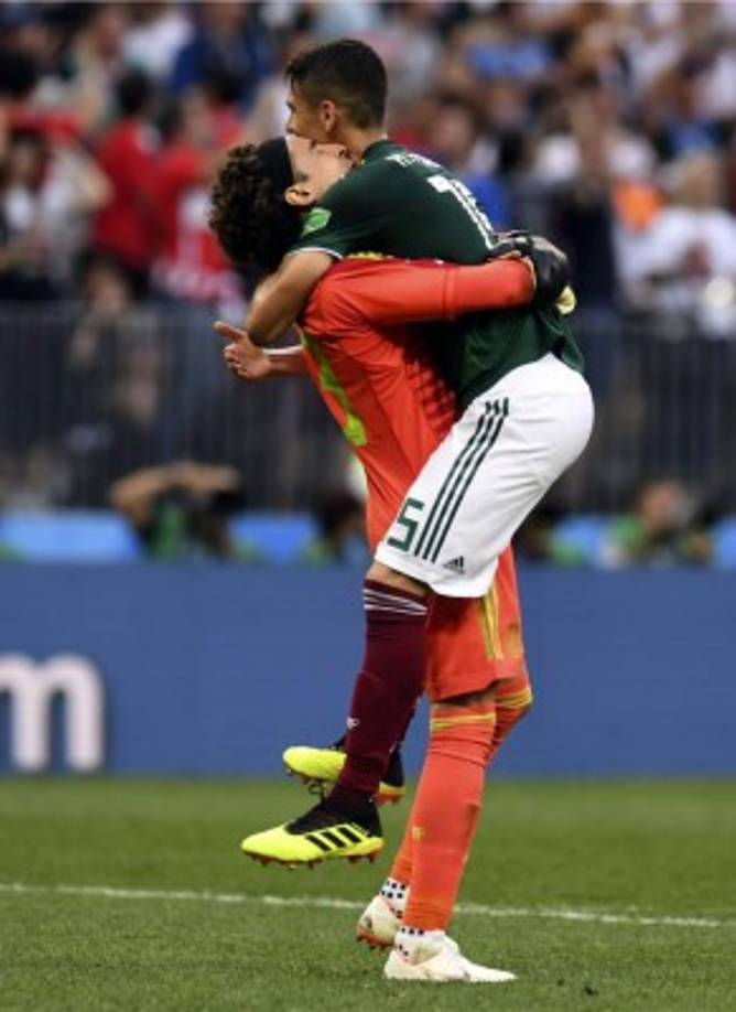 Guillermo 'Memo' Ochoa celebrando la victoria con Héctor Moreno. Foto AFP
