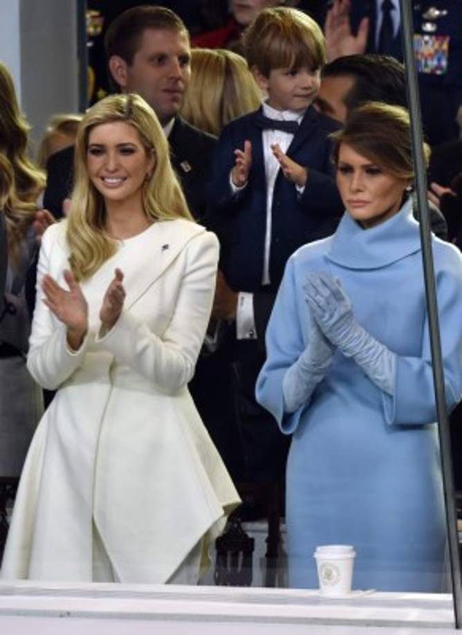 En un guiño al pasado, Melania llevaba el pelo recogido y pendientes de diamantes. Su look recibió una ola de calificaciones positivas en línea y fue comparado con el de Jacqueline Kennedy, la esposa del presidente demócrata John F. Kennedy y considerada una de las primeras damas más elegantes de Estados Unidos.