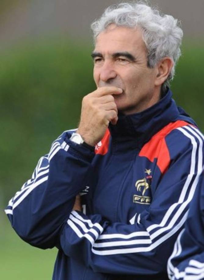 Raymond Domenech. El francés usaba la astrología para confeccionar su lista de convocados para la selección francesa. Además de creer que los Leo iban mal para la defensa, consideraba que los Escorpio generaban un efecto negativo sobre el equipo, lo cual significó el fin de la carrera internacional de Robert Pirès.