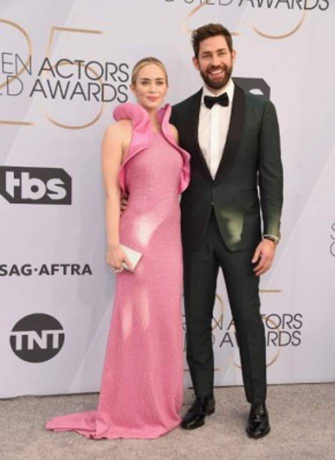 Emily Blunt lució impecable en un diseño rosa de Michael Kors. La intérprete de Mary Poppins posó junto a su esposo, el actor y director, John Krasinski.