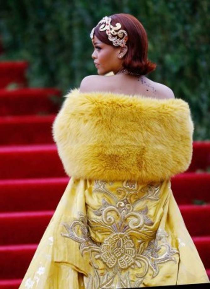 Con bordados, así lució el vestido de la cantante de Barbados.