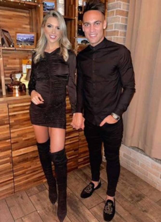 Lautaro Martínez: El delantero del Inter de Milán recibió el 2021 junto a su amada chica Agustina Gandolfo.
