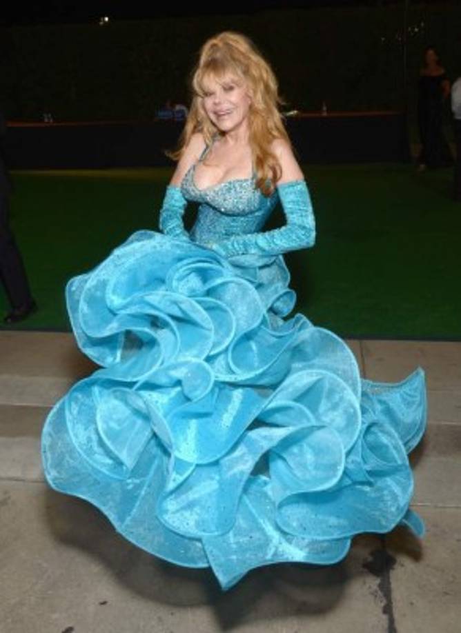 Esta guitarrista, actriz, cantante y, en definitiva, show woman es la española Charo, famosa en los Estados Unidos y uno de los personajes más icónicos de su showbiz.