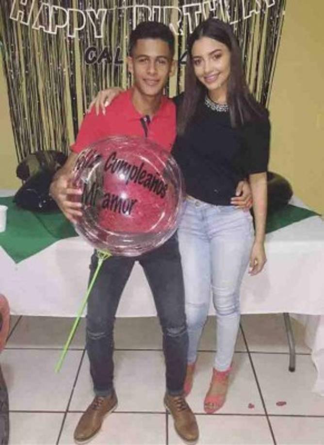 Cristian Cálix: El joven talentoso mediocampista hondureño tiene una bella novia, ella es Stephanie Lobo.