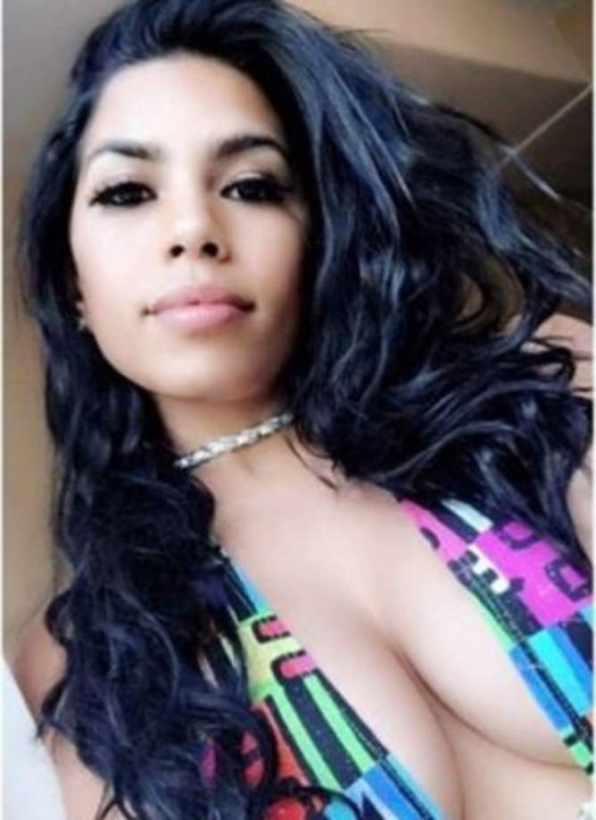 'Te tengo' , le dijo la chica al deportista amenzando que lo tiene contra la corriente.