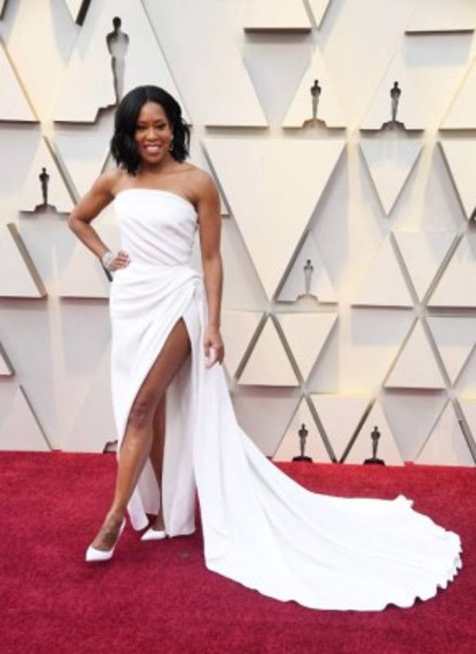 Regina King se miraba impecable en un vestido blanco con cola y una sensual abertura a la altura de la pierna.