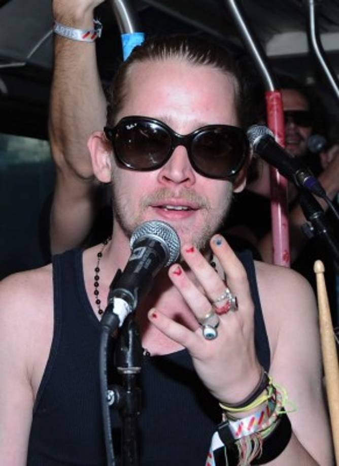 La vida de Macaulay Culkin ha girado alrededor de los escándalos. El actor impactó a sus fans cuando apareció con sus uñas pintadas. El 17 de septiembre de 2004, Culkin fue detenido en Oklahoma por posesión de 17.3 gramos de marihuana y dos sustancias controladas.