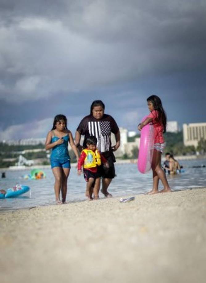 El Ejército de Estados Unidos contribuye de manera importante a la economía local, igualmente dependiente del turismo.