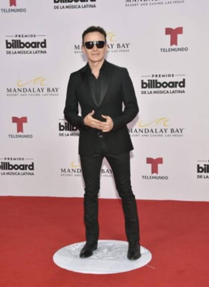 Fonseca lució sobrió en un traje negro.