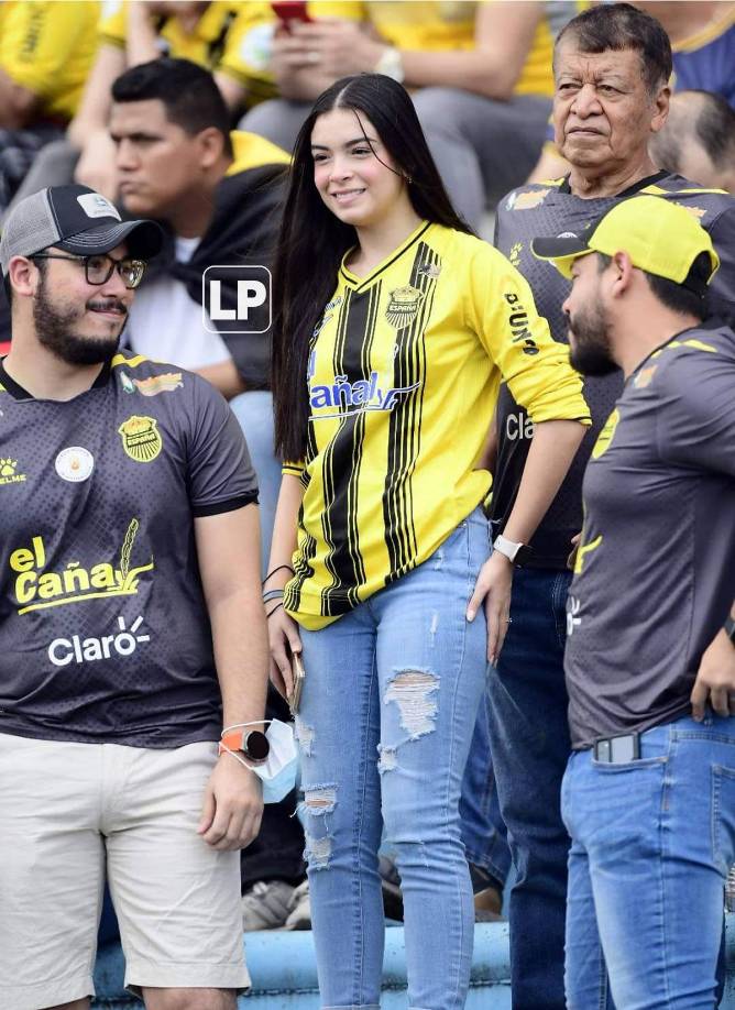 La linda aficionada del Real España también fue captada por la televisión.