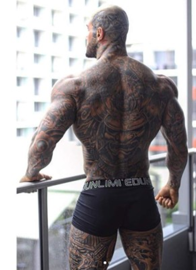 'Todo lleno de tatuajes, bebe alcohol y ¿musulmán? No lo creo', agregó otro seguidor de Yaki Boy.