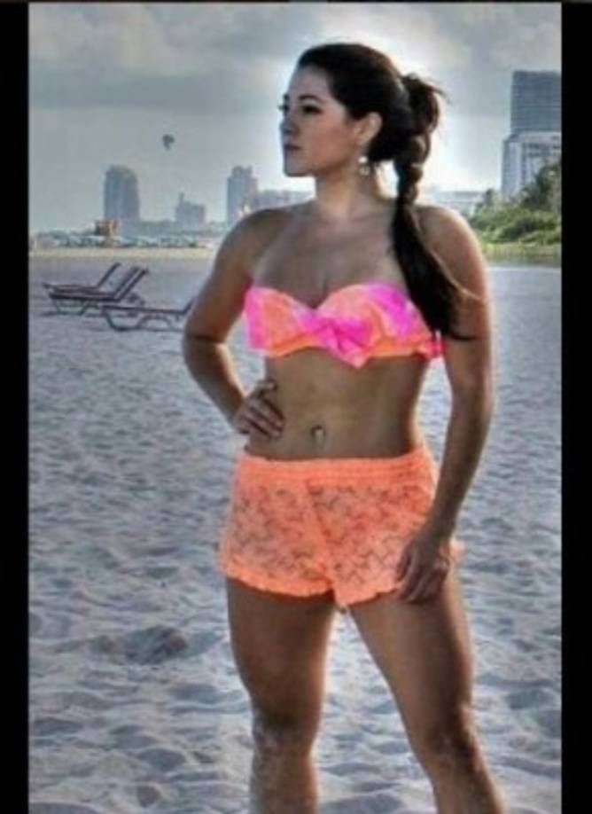 La guapa catracha, que radica en Estados Unidos, ya no quiere usar el cabello liso y se hizo rizos.