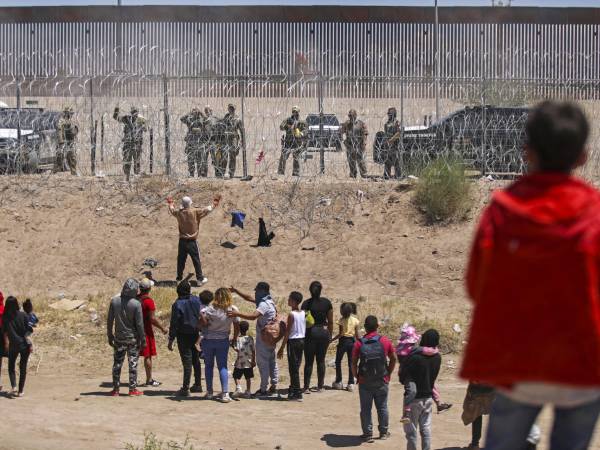 Texas levantó una barrera de alambres y desplegó la Guardia Nacional en la frontera sur para frenar el cruce de inmigrantes.