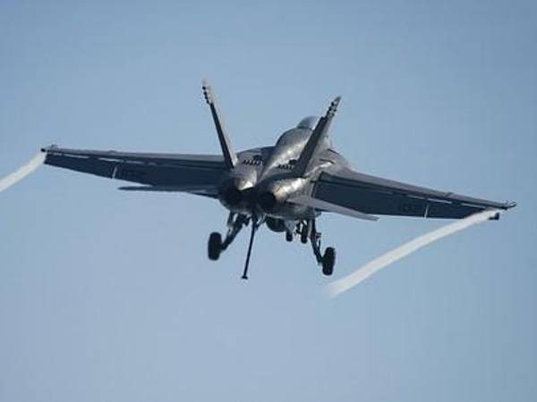 En esos momentos, el Ejército estadounidense estaba llevando a cabo bombardeos contra posiciones de los rebeldes chiíes hutíes en Saná.