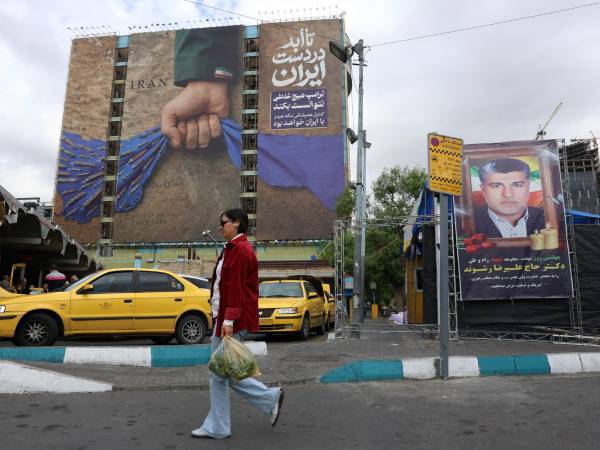 Un cartel en Teherán que dice que el Estrecho de Ormuz siempre estará en manos iraníes.