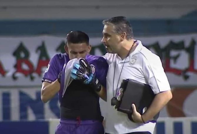 José Claudio Paz rompió en llanto tras el 6-0 encajado y Juan Obelar lo fue a consoldar.