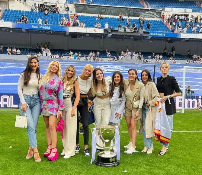 Las esposas y novias de los jugadores del Real Madrid cautivaron en medio de los festejos... Pero de todas ellas la que sobresalió fue una. 