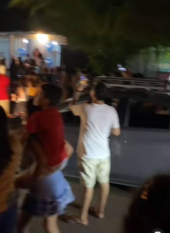 Con pitoretas, gritos y saltos cientos de nicaragüenses llegaron a las afueras de la vivienda de la nueva Miss Universo Sheynnis Palacios para felicitarle por su grandioso triunfo. 