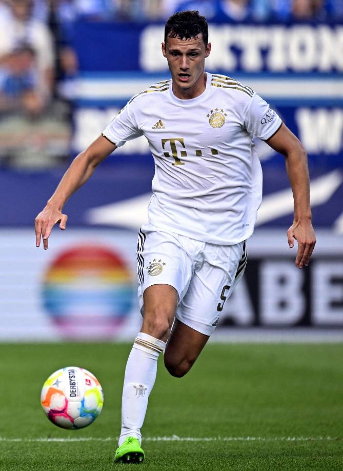 De acuerdo a informaciones de Le10Sport, el Manchester United intentó el fichaje de Benjamin Pavard, polivalente zaguero del Bayern Múnich, buscando reforzar su defensa. No obstante los bávaros rechazaron la venta del francés, jugador que estuvo también en la órbita del Chelsea.