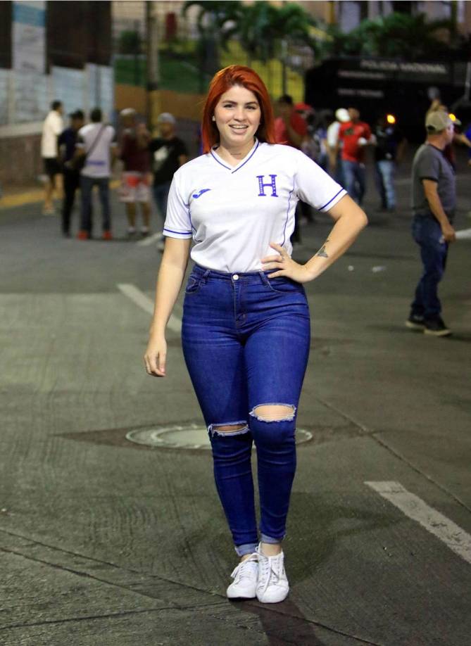 Esta guapa aficionada catracha posando para el lente de Diario La Prensa afuera del estadio capitalino.