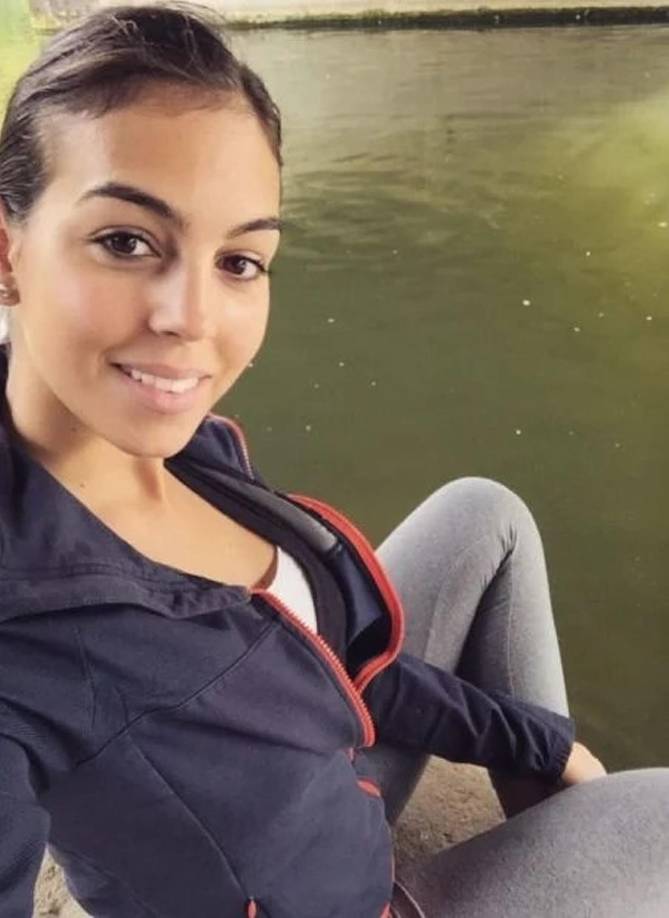 A medida que fue creciendo, Georgina Rodríguez logró conseguir sus primeros trabajos para mejorar su condición económica. En este contexto, la pareja de Cristiano Ronaldo comenzó con labores como moza y también limpiando habitaciones.