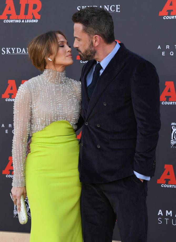 Por su parte, Ben Affleck, eligió un traje de chaqueta de tonalidades azul marino con un diseño de doble botonadura y lo combinó con una corbata de punto de seda azul marino también. El actor estadounidense completó su ‘look’ con una camisa azul claro.