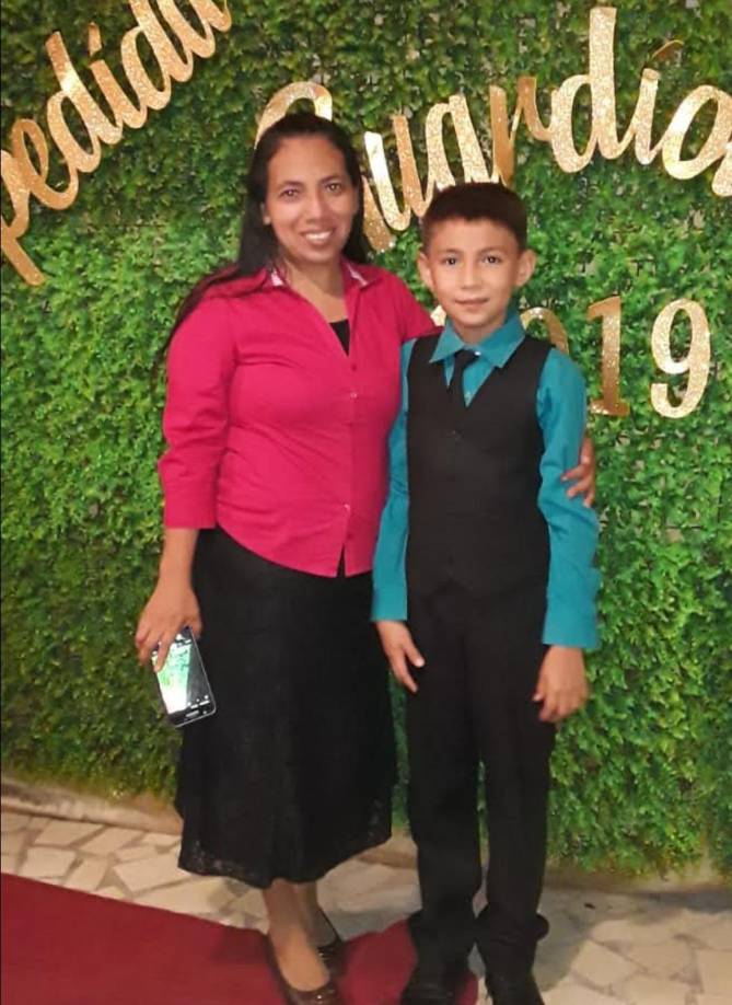 Es hijo de Abrahan Gómez, un conocido pastor evangélico de Tocoa, y Sarelis Sánchez, una docente de la escuela Hernán Banegas, quien además es directora del jardín de niños y escuela adventista La Reforma.