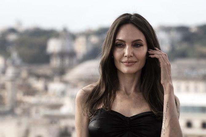 Angelina Jolie se lanza al diseño de moda sostenible