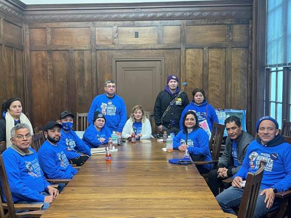 Miembros de la organización Alianza Nacional TPS (National TPS Alliance, en inglés) posan este lunes, al inicio de una huelga de hambre para exigir a Biden una extensión de su permiso migratorio.