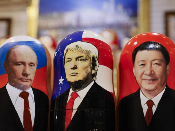 Imagen de archivo de muñecas rusas tradicionales de madera, conocidas como matrioshkas, que representan a Donald Trump (centro), Vladímir Putin (izquierda) y Xi Jinping (derecha), se exhiben en una tienda de regalos en Moscú, Rusia, el 6 de noviembre de 2024. EFE/EPA/YURI KOCHETKOV