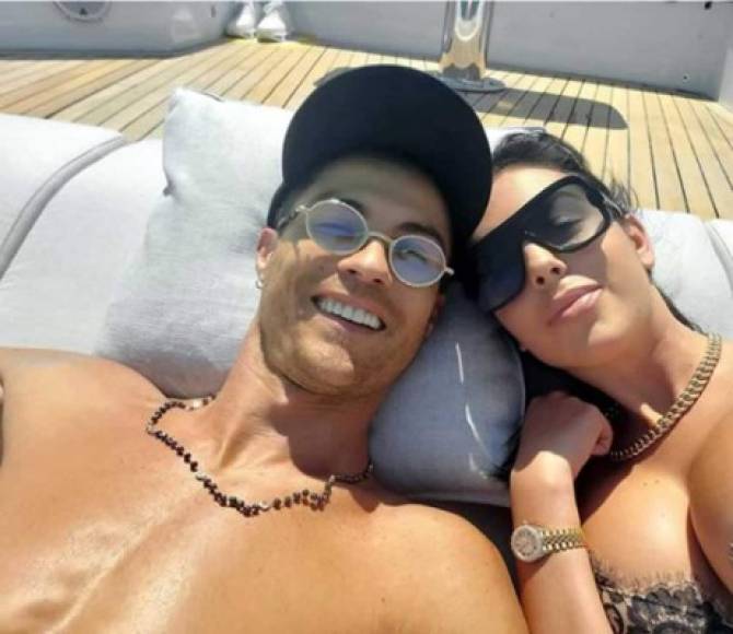 Cristiano Ronaldo y Georgina Rodríguez aprovechan cualquier día que el jugador de la Juventus tiene libre para alquilar un lujoso yate y navegar por el Mediterráneo.