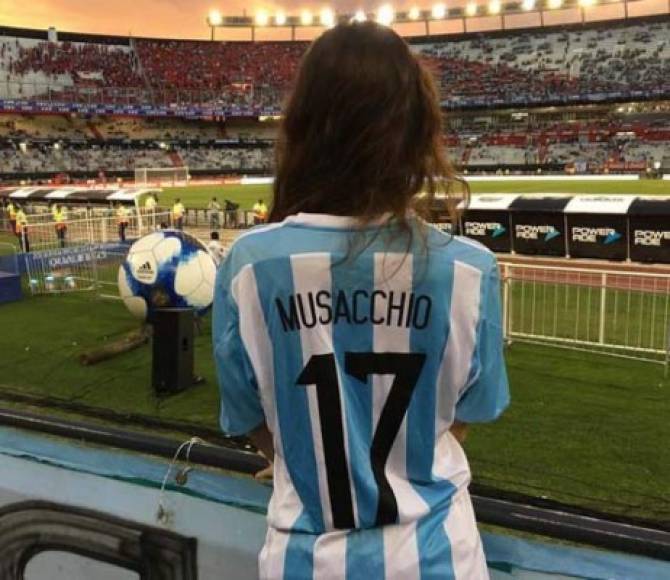 La chica española dejó a un lado se sentimiento por España y se ha puesto la camiseta de Argentina.