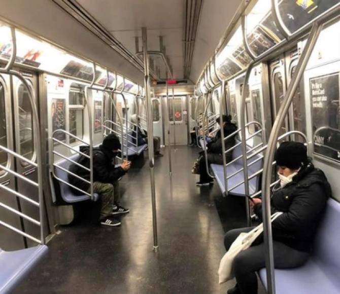 Unas cuatro personas viajan en metro este jueves en Manhattan, Nueva York (EE. UU.).