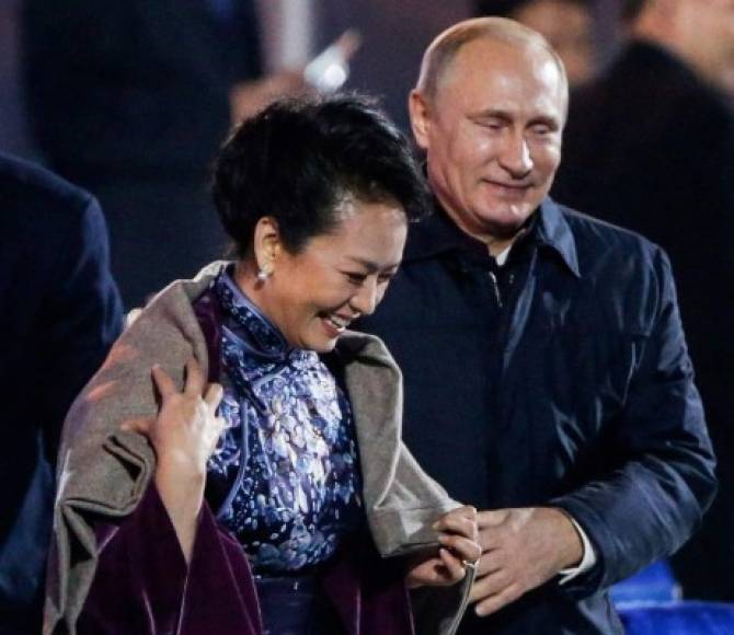 Peng protagonizó un anecdótico momento en la cumbre APEC el año pasado, cuando el mandatario ruso, Vladimir Putin, le ofreció su abrigo, en lo que fue considerado como una falta al estricto protocolo en China.