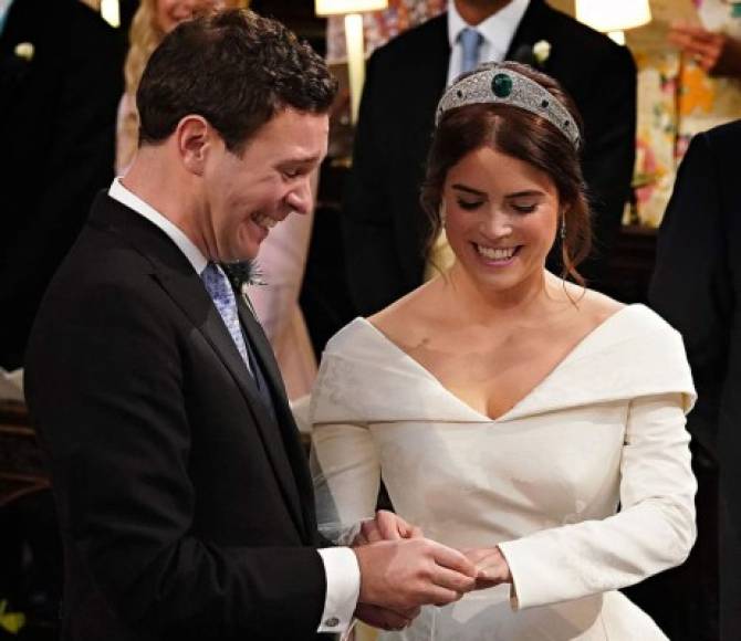 Así de feliz reaccionó el empresario Jack Brooksbank al colocarle el anillo de casados a la princesa Eugenia de York. Durante la ceremonia ambos se miraban de la manera más dulce.