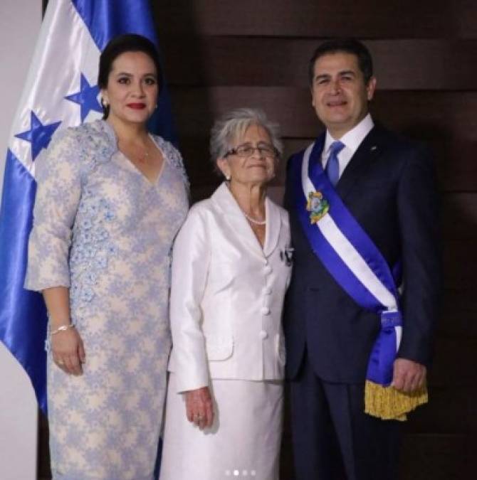Antes de salir al estadio, el presidente se tomó una foto con su esposa Ana García y su madre Elvira Alvarado.