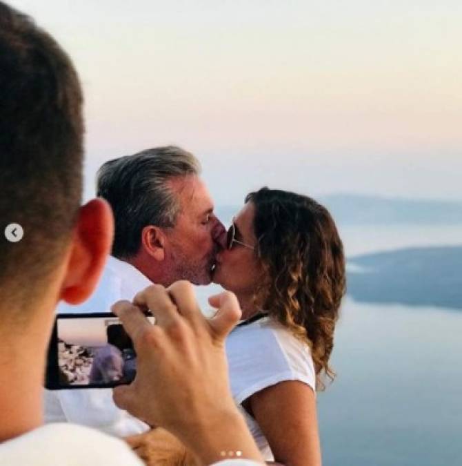 Estas son las imágenes de la sexta 'boda' que tuvo Montaner con su esposa. Momento que compartió con sus seguidores en redes sociales.