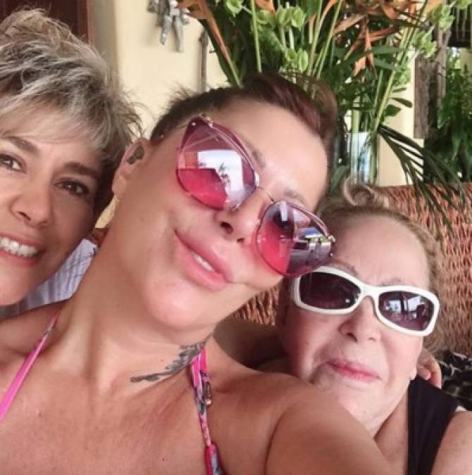 Al parecer los escándalos de las últimas semanas entre madre e hija no permitieron que la Guzmán brindara algún apoyo público a Frida durante su debut como cantante. Sin embargo, la reina de corazones publicó una foto donde aparece junto a su madre doña Silvia Pinal y escribió: “Rodeada de talento” por lo que muchos pensaron que se trata de una indirecta para su hija. <br/><br/>Los fans de Frida comenzaron a decirle que su hija también tenía talento.<br/><br/>