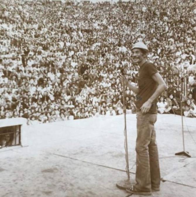 El nieto del actor ha compartido varias fotos que han emocionado a los fans del programa ya que no habían salido a la luz pública.