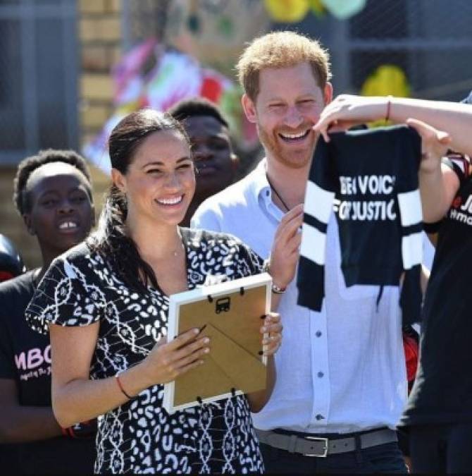 Los anfitriones entregaron regalos a Meghan y Harry, entre estos una pequeña camisa para Archie con el texto 'Been a voice for justice' (siendo una voz para la justicia). <br/><br/>Aunque el pequeño no acompañó a sus padres en esta salida el bebé ya tiene un mote, Xhosa, Ntsika, elegido por las abuelas de la comunidad. El nombre significa un pilar de fuerza.