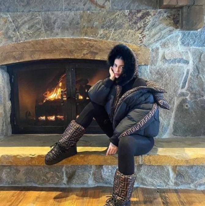 Chanel no fue la única marca cara que Kylie lució. En otra foto apaece usando un atuendo de Fendi, con una chaqueta valorada en $2,890 dólares y botas de $852.<br/>