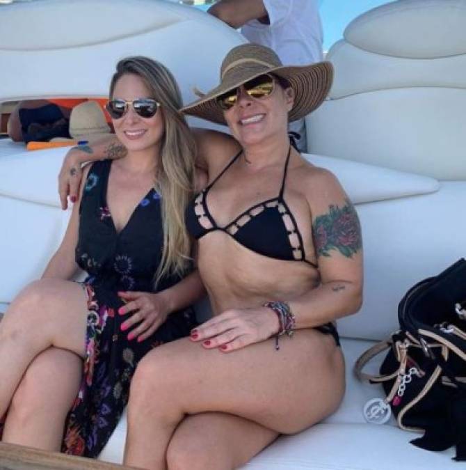 Con un sombrero y unas gafas de sol, la reina de corazones mostró sus atributos en bikini y fue duramente criticada ya que para muchos internautas no luce nada bien.