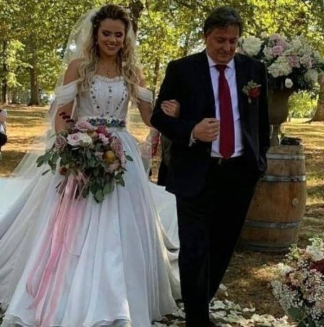 Isabella Castillo lució bellísima con un vestido estilo princesa.