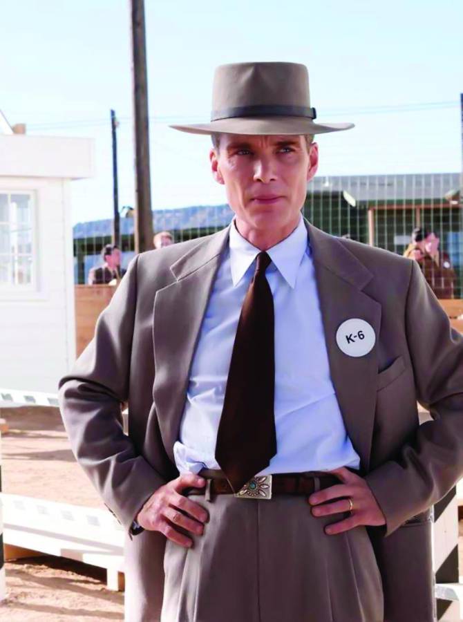 Oppenheimer: Eligiendo algunas prendas de vestir clásicas le harán lucir como el “padre de la bomba atómica”. Las prendas masculinas, como una chaqueta y unos pantalones, se hacen aún más elegantes con accesorios como un sombrero de fieltro, una pipa falsa y una hebilla de cinturón.