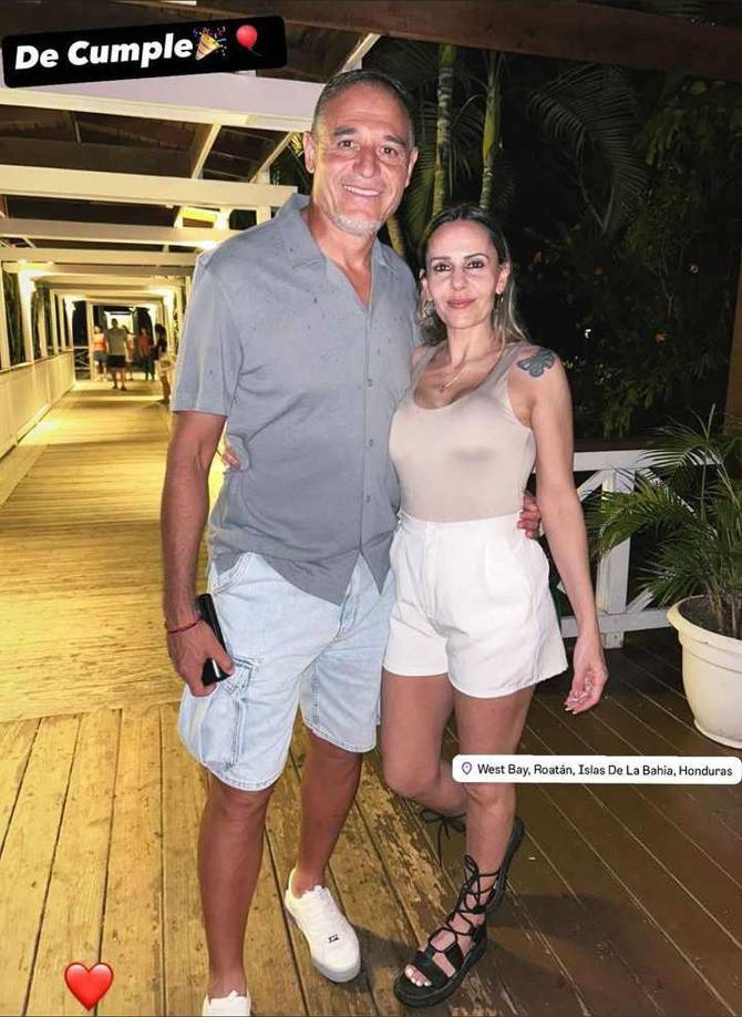 El técnico argentino viajó a Roatán y celebró su cumpleaños junto a su guapa esposa Taly Ávila.